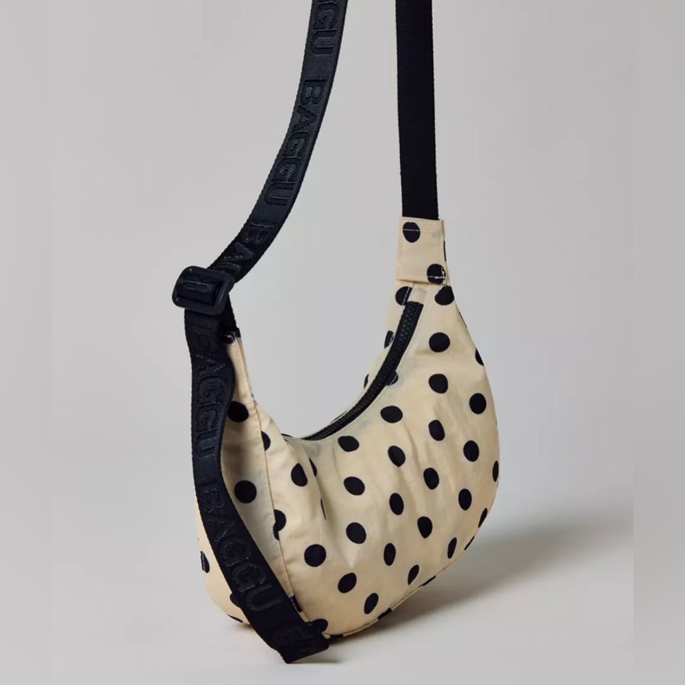 BAGGU X UO Beige & Black Polka Dot Small Crescent Crossbody Bag NEW NWT - Picture 2 of 4